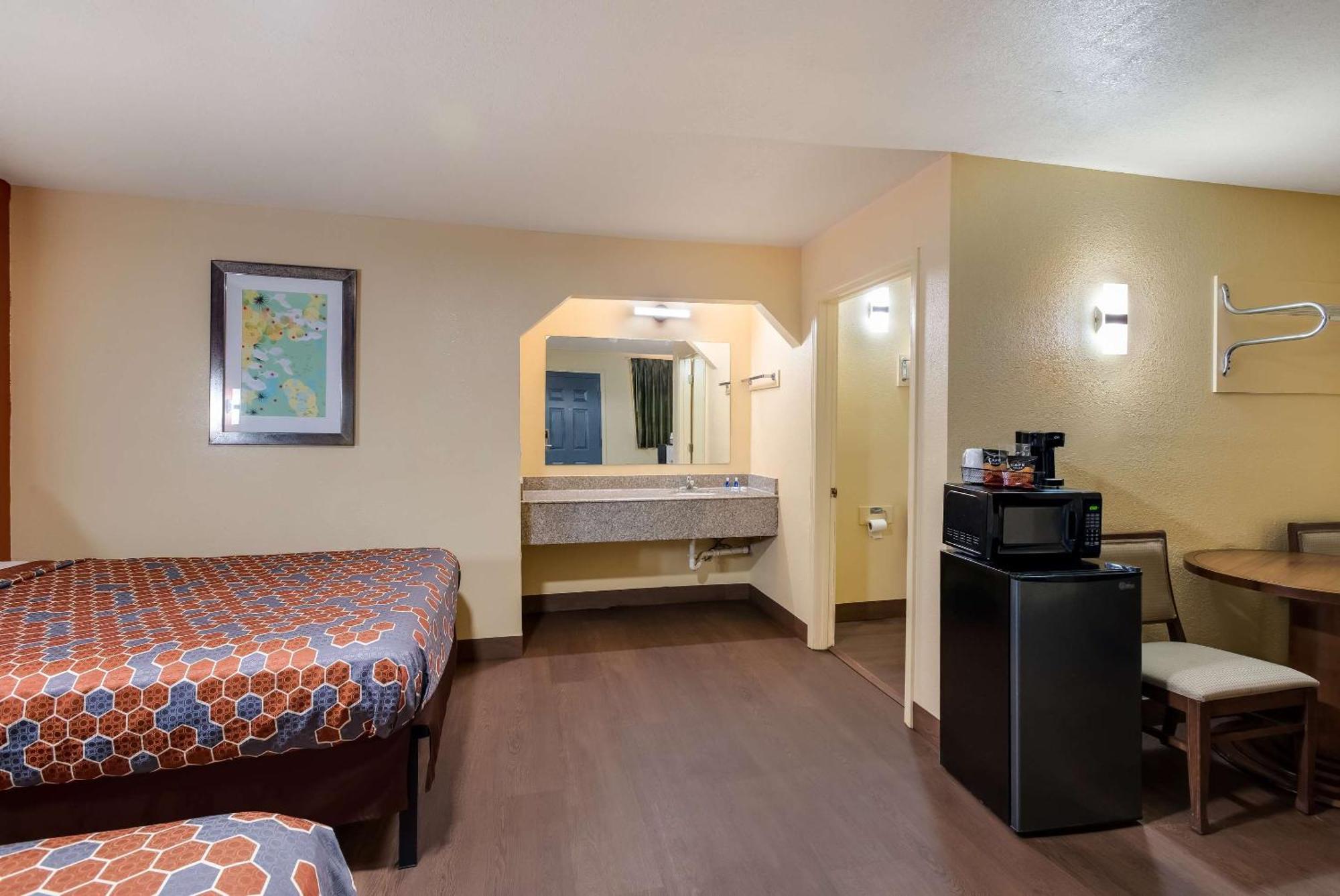 Rodeway Inn & Suites East New Orleans Exterior photo